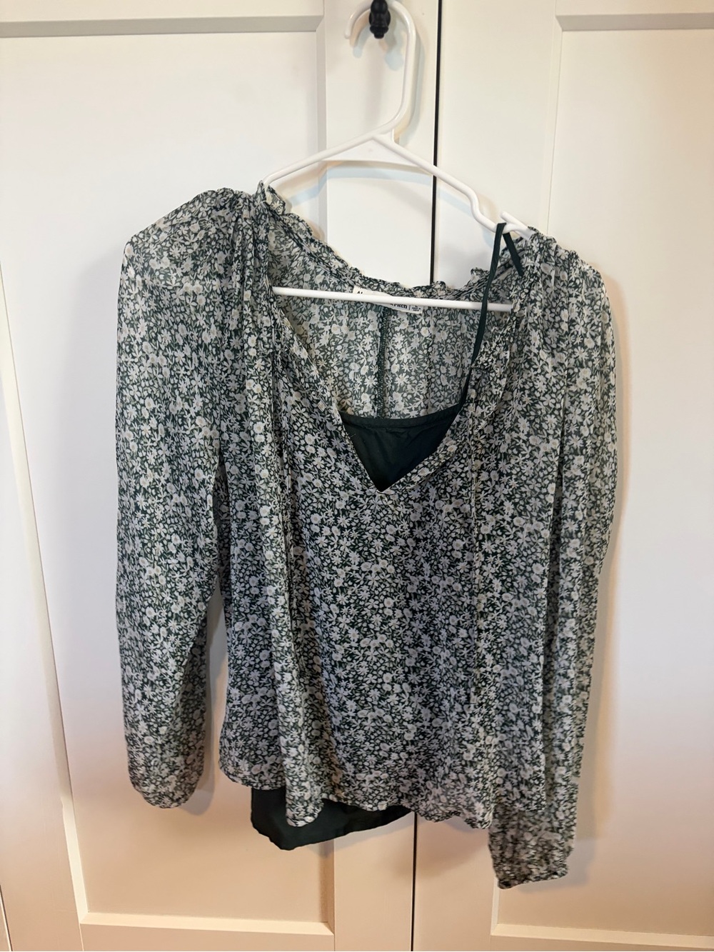 Abercrombie Sheer Floral V-Neck Long Sleeve Top - Black/White